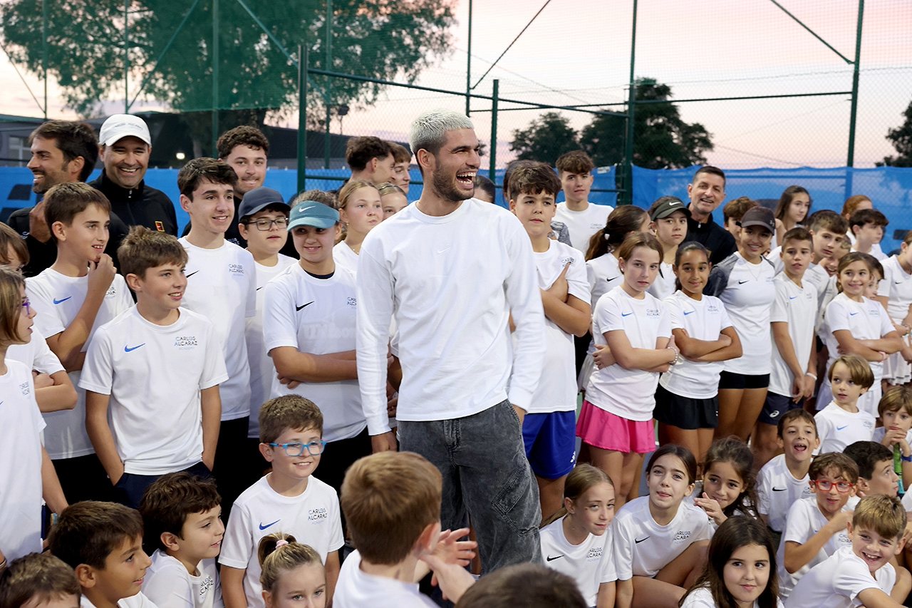one-week tennis camp with the Carlos Alcaraz Academy Campamento de tenis de una semana con la Academia Carlos Alcaraz